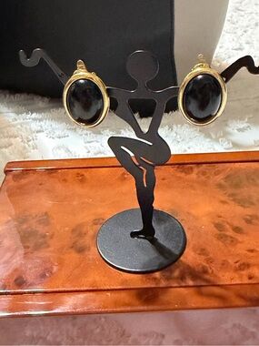 Vintage Crown Trifari Black Cabochon Gold Tone Oval Clip On Earrings 1"